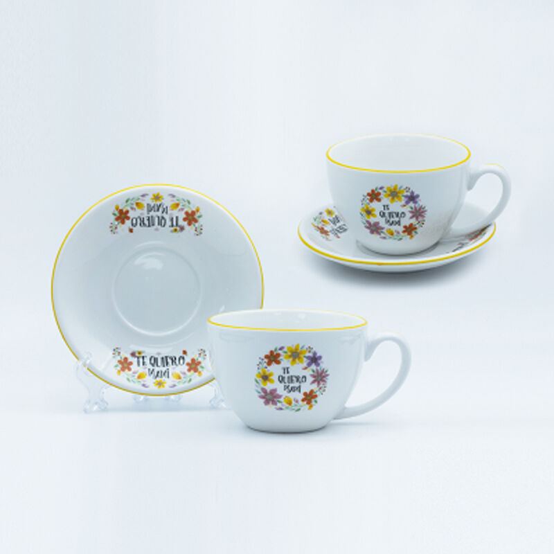 Tazza e piattino bianchi con decalcomania cotta, bordo e manico colorati con disegno a tratto
